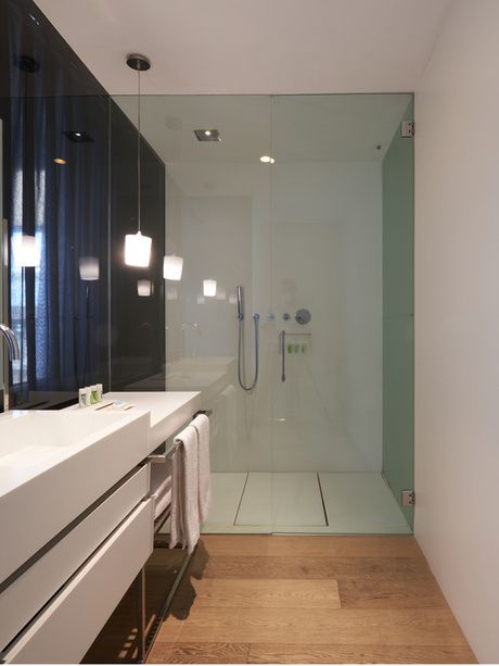 Bathroom of the Superior room of the Mercer Hotel Casa Torner i Güell