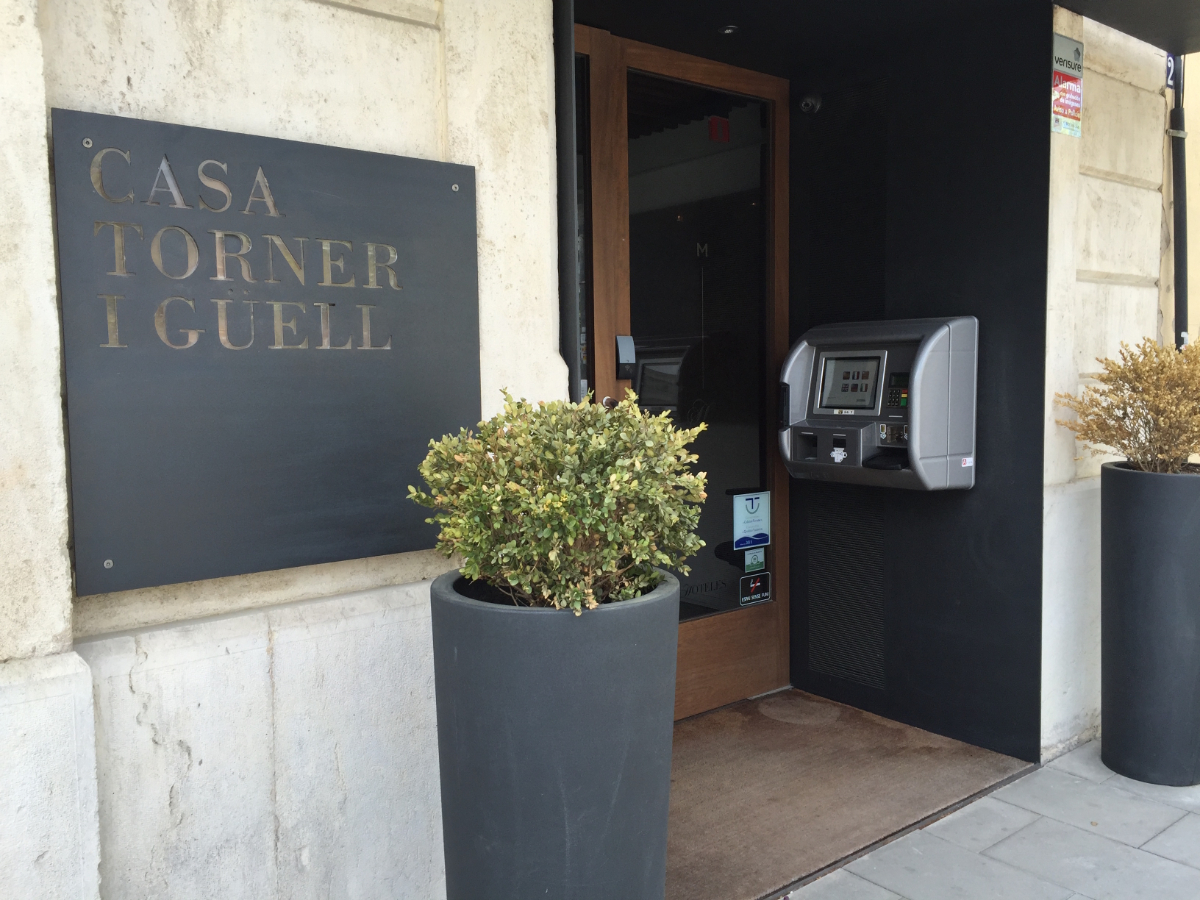 Máquina de auto check-in en el Mercer Hotel Casa Torner i Güell